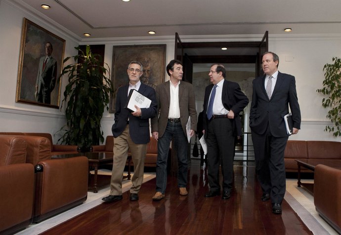 Ángel Hernández, Segundo Por La Izq., Antes De La Comparecencia Ante Los Medios.