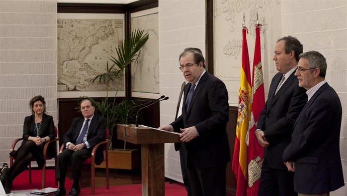 Prieto, A La Derecha, Durante La Comparecencia De Herrera