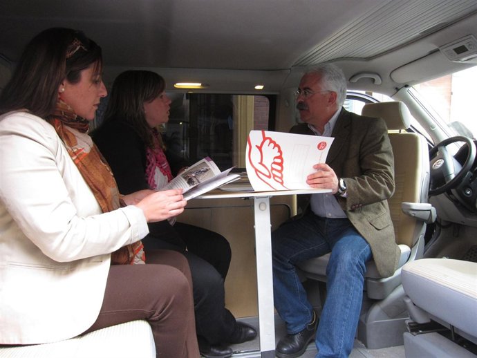 El Secretario General De Fitag En Huelva, Luciano Gómez, En La Oficina Móvil.