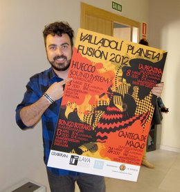 Huecco Posa Junto Al Cartel De 'Valladolid Planeta Fusión 2012'