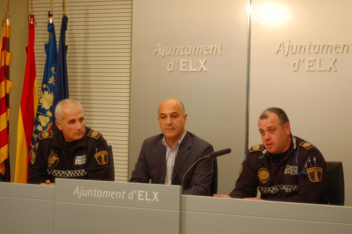 Los Agentes De Policía Local Junto Al Edil De Seguridad En La Rueda De Prensa