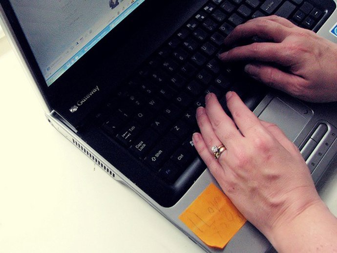 Portátil Con Manos De Mujer