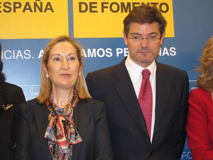 El Secretario De Estado De Infraestructuras, Rafael Catalá, Junto A La Ministra
