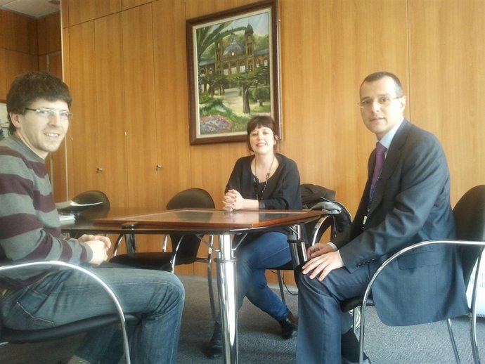 Larraitz Ugarte Y El Director Del Aeropuerto De Hondarribia