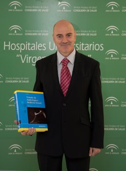 Natalio Cruz Con El Primer Tratado En Castellano De Andrología Y Medicina Sexual