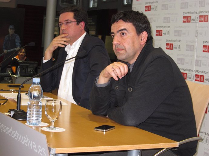 El Portavoz Del Grupo Socialista En El Parlamento, Mario Jiménez, Y Óscar López.
