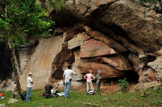 Equipo de investigadores sobre el terreno