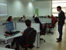 Alumnos Y Profesor En La Sede De Citta