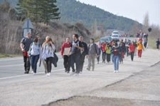 Peregrinos Caminando Al Santuario De Javier.