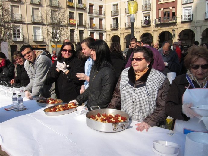 Un Grupo De Colaboradores Del 'Pincho Solidario'