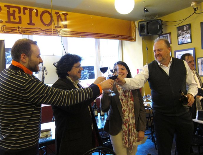 Iwasaki Brinda Tras Recibir El Premio 'Bodegas Olarra & Café Bretón'