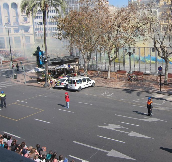 Imagen De Una 'Mascletà' Fallera En La Plaza Del Ayuntamiento De Valencia