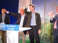 Rajoy pide apoyo para "el cambio" que representa Arenas