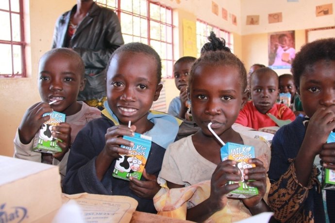 Niños Africanos Bebiendo Leche
