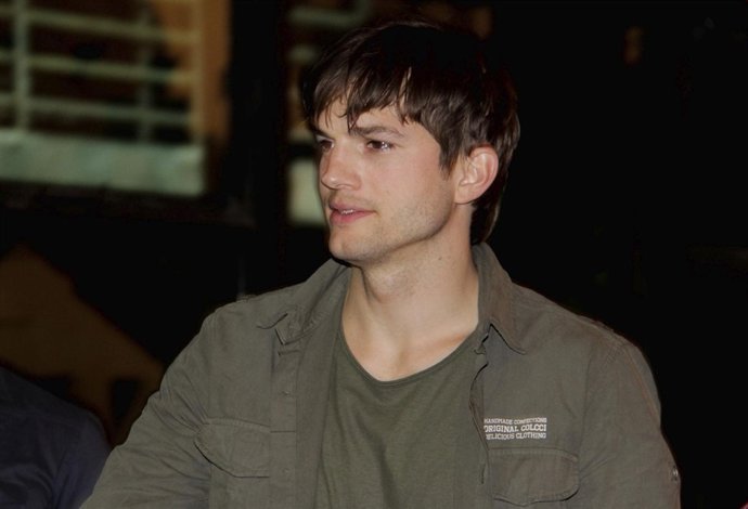 Ashton Kutcher Regresa A Los Angeles