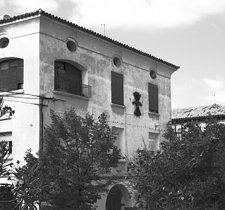 El Yugo Y Las Flechas En Una Fachada De Belchite