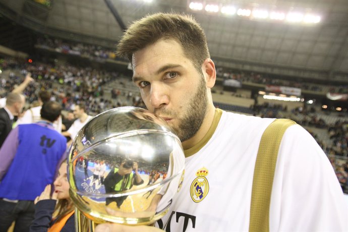 Felipe Reyes Con La Copa Del Rey