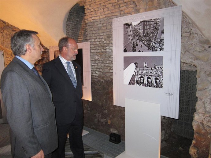 Los Alcaldes De Valladolid Y Medina De Rioseco En La Exposición 'Plenilunio'