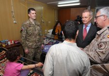 Visita Del Ministro A La Niña En El Hospital De Qala-I-Now