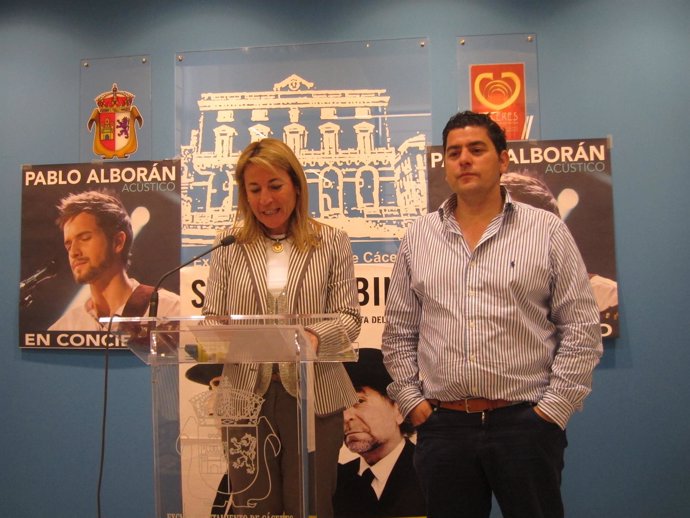 La Alcaldesa De Cáceres Y El Productor Carlos Lobo