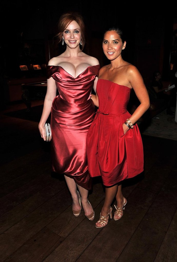 Christina Hendricks Y Olivia Munn En Una Premiére 