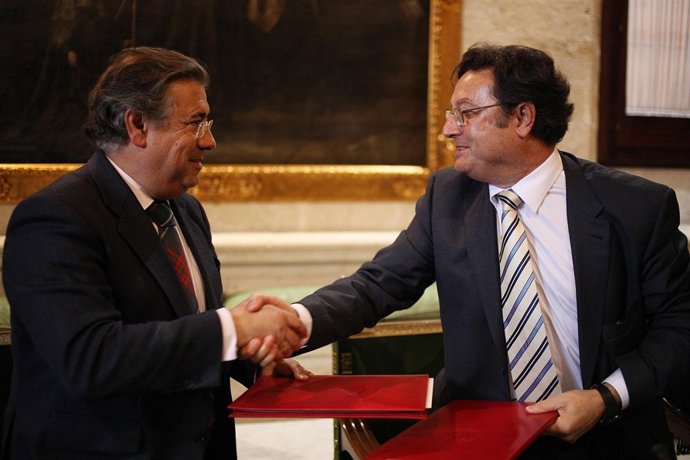 El Alcalde De Sevilla, Juan Ignacio Zoido, Durante La Firma De Un Convenio