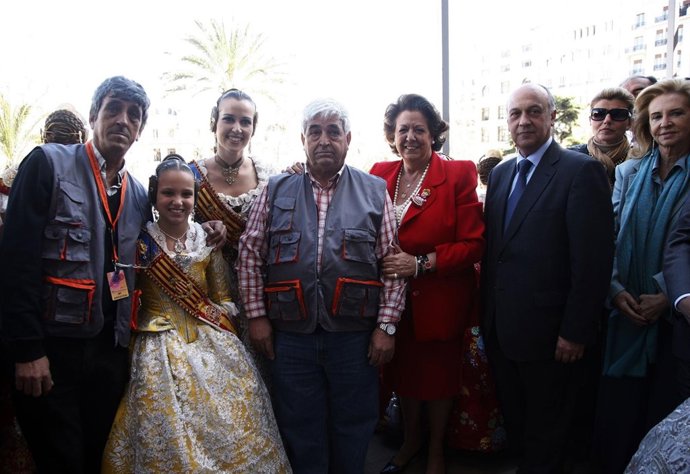 Barberá Junto A Las Falleras Mayores Y El Pirotecnico Tras La 'Mascletà'