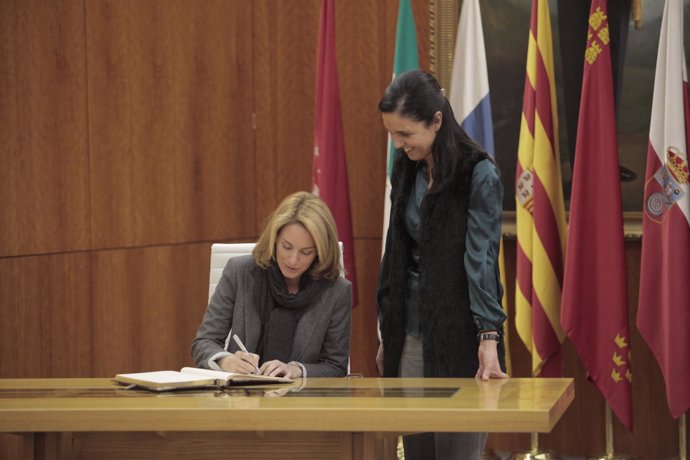 Quiroga Firma En El Libro De Honor Del Parlamento De Galicia.