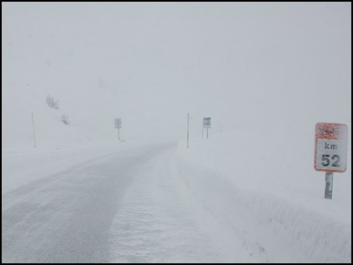 Puerto De Belagua Durante Un Temporal De Frío Y Nieve.