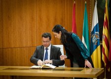 El Presidente De La Asamblea De Extremadura, Fernando Manzano, Con Pilar Rojo