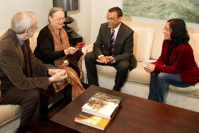 El Presidente De La Diputación, Ignacio Caraballo, Y La Viuda De Vicente Ferrer 