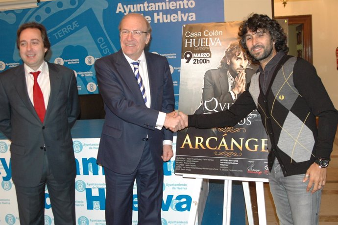 El Artista Onubense Arcángel Y El Alcalde De Huelva, Pedro Rodríguez. 