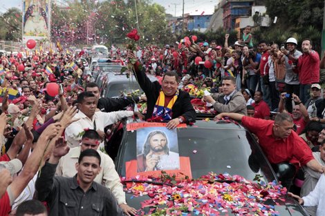 Hugo Chávez Arropado Por Cientos De Seguidores