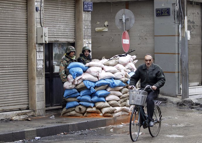 Soldados Sirios De Guardia En Una Calle De Homs