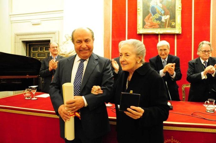 El Alcalde Y La Presidente Recogen La Medalla.
