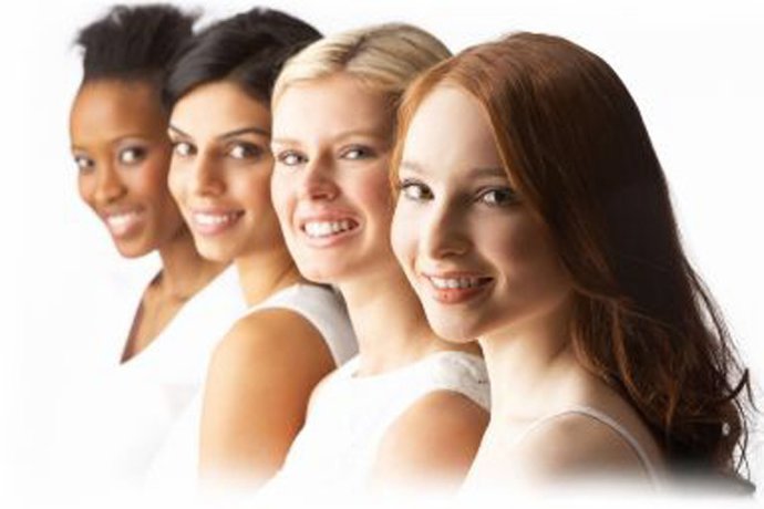 Cuatro Mujeres Sonrientes