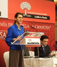 Cospedal: "no están los tiempos para sacar más ayudas"