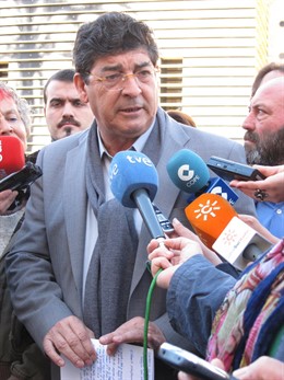 El Coordinador General De IULV-CA, Diego Valderas, Ante Los Medios.