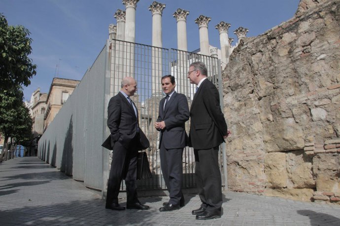Wert, El Alcalde Y El Subdelegado Junto Al Templo Romano De Córdoba