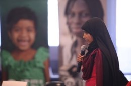 Una De Las Chicas Habla En La Comisión Sobre El Estatus De La Mujer