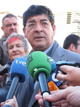 El Coordinador General De IULV-CA, Diego Valderas, Atiende A Los Medios.