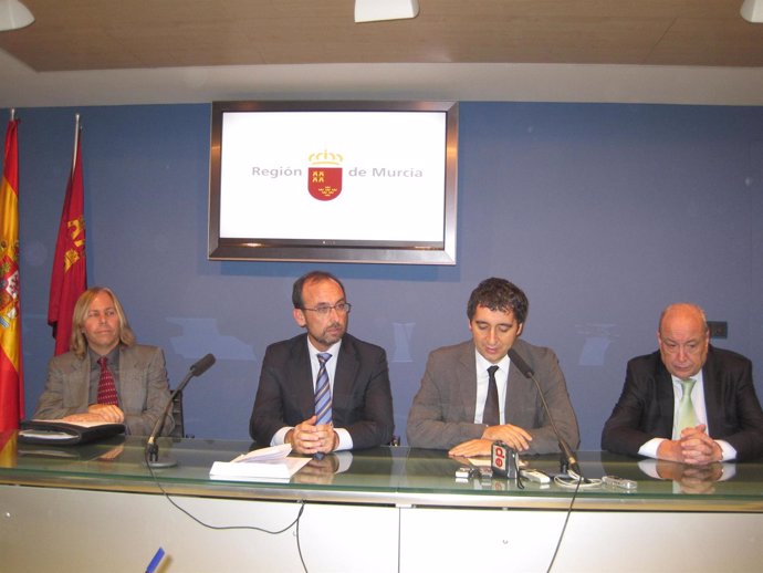 Michael Bartok, junto con los consejeros Salvador Marín y Pedro Alberto Cruz, y 