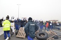 Tras un mes sin faena, trabajadores de Navantia reclaman carga de trabajo con barricadas en el Puente Carranza