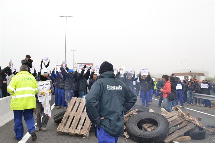 Trabajadores De Navantia Puerto Real Cortan El Tráfico Con Barricadas