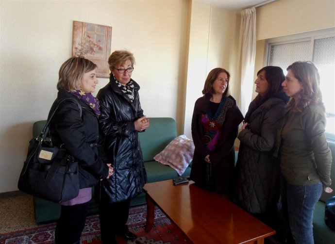 López Y Pelegrín Visitan Una Casa De Acogida