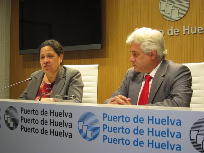 La Presidenta Del Puerto De Huelva, Manuela De Paz, Junto A Miguel Palacios.