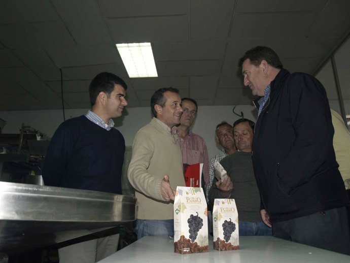 José Antonio Castro, IU Málaga, Visita Una Cooperativa De Pasas 