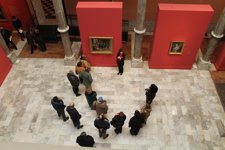 Una De Las Visitas Guiadas A La Exposición