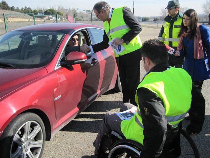 Martínez Bermejo Informa A Un Conductor De La Campaña De Tráfico