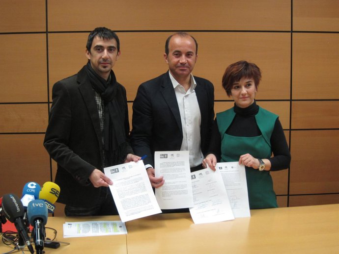 Serna De Upyd, López De PSOE Y Herguedas De Iu-Verdes Muestran Los Documentos